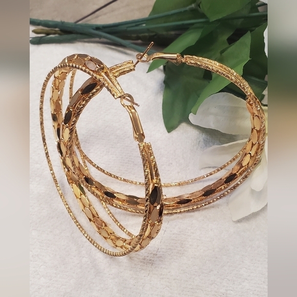 Big Bold Goldtone Bangle Earring 🌴 - Picture 1 of 8